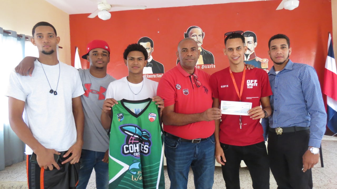 Alcaldía entrega aportes económico al baloncesto  de Castillo