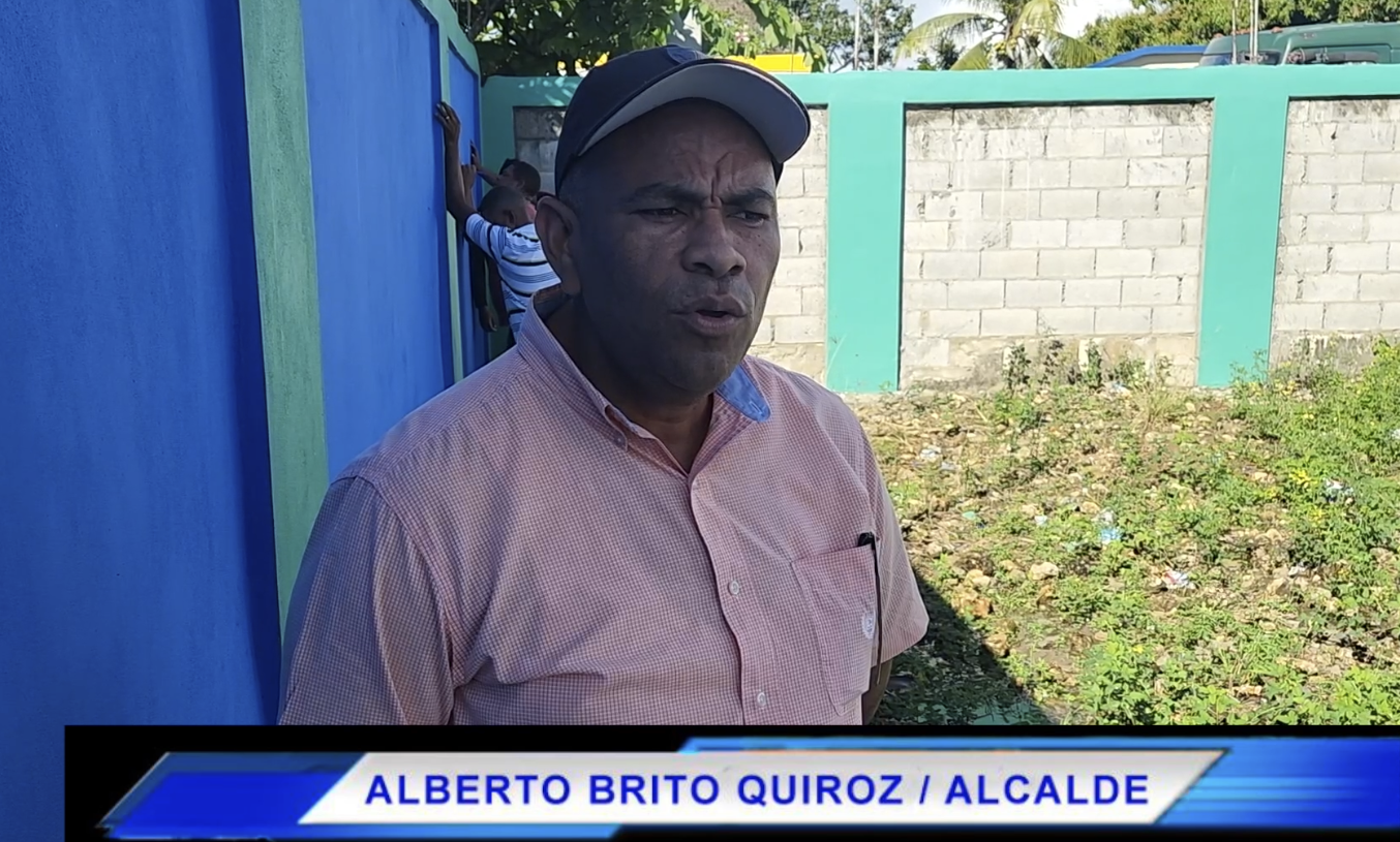 Alcalde Alberto Brito instruye iniciar trabajos construcción Baños y Vestidores en Cancha Barrio Sur