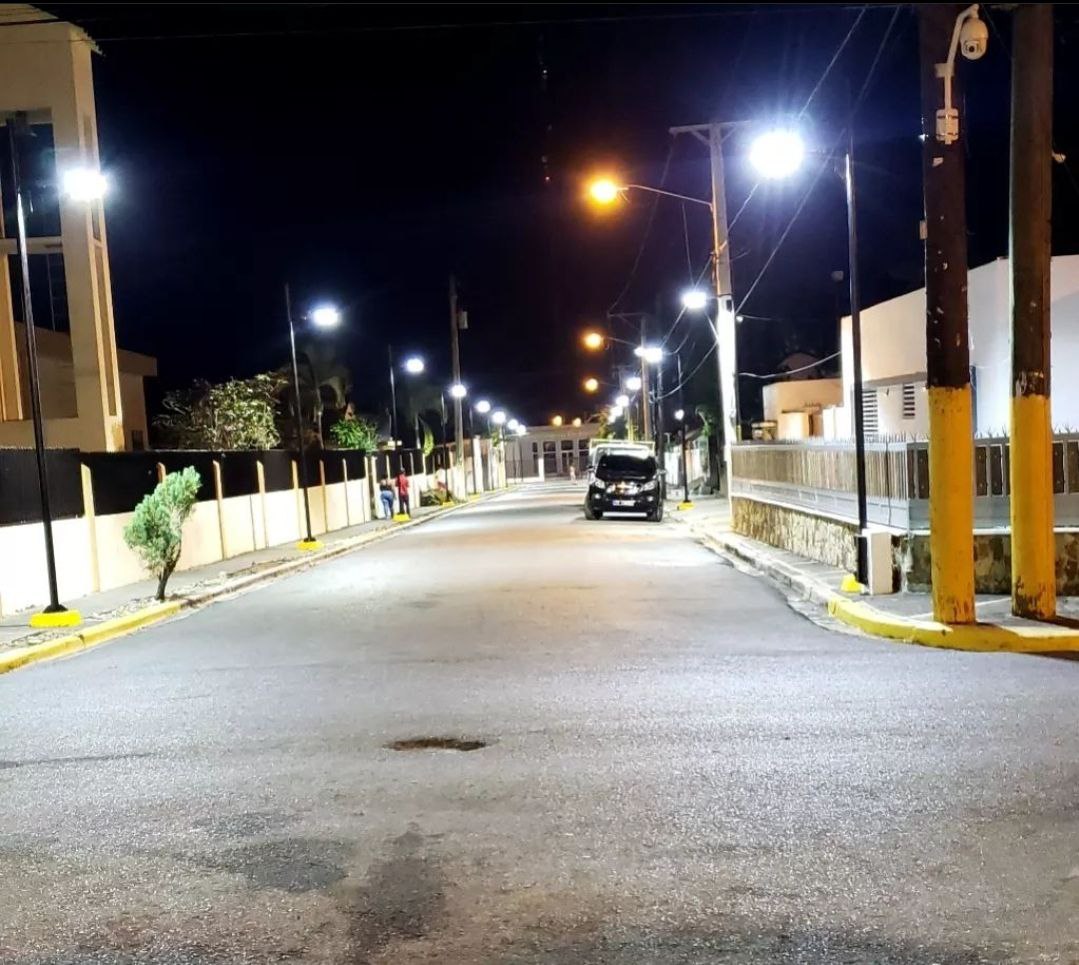 Alcaldía de Castillo mejora la iluminación y embellecimiento de la calle Duarte gracias a la instalación de 18 lámparas LED