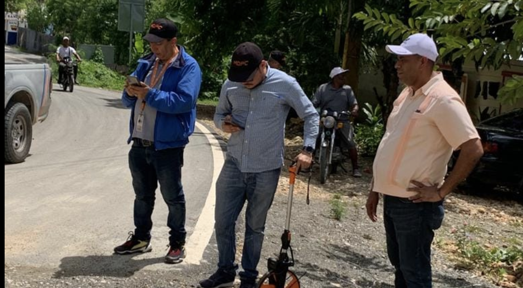 El alcalde Juan Maluca y el Ministerio de Obras Públicas hacen levantamiento para el asfaltado de la carretera de Los Lanos, La Ceiba, Los Naranjos al El Rucio