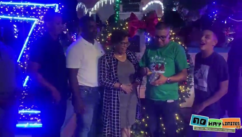 Castillo da inicio a la Navidad con encendido de luces en el Parque Municipal