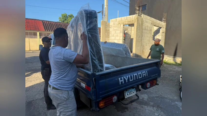 Alcaldía de Castillo dona camarotes y colchones al Cuerpo de Bomberos