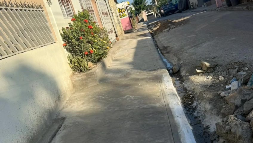 Entrega aceras y contenes en el sector Puerto Rico